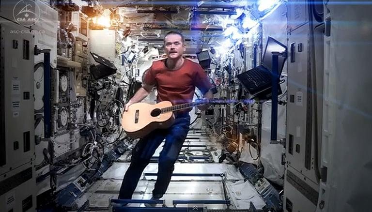 Astronauta canadense Chris Hadfield  gravou versão de Space Oddity na Estação Espacial Internacional, em órbita da Terra - Reprodução/YouTube