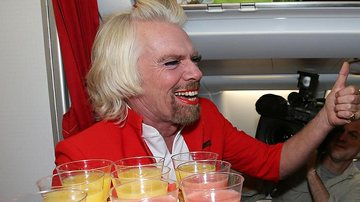 O bilionário britânico Richard Branson se vestiu de aeromoça para pagar aposta - Paul Kane/Getty Images
