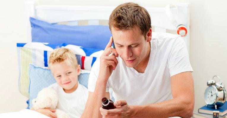 Pais com crianças doentes em casa podem ter o apoio da legislação trabalhista - Shutterstock