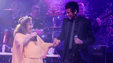 Neymar foi um dos convidados especiais da festa que comemorou os 84 anos da cantora Ângela Maria - AgNews