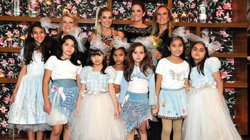 Nadia e Karina Bachi e Tici e Helô Pinheiro recebem convidados, com crianças da ONG Florescer, SP. - Cassiano de Souza