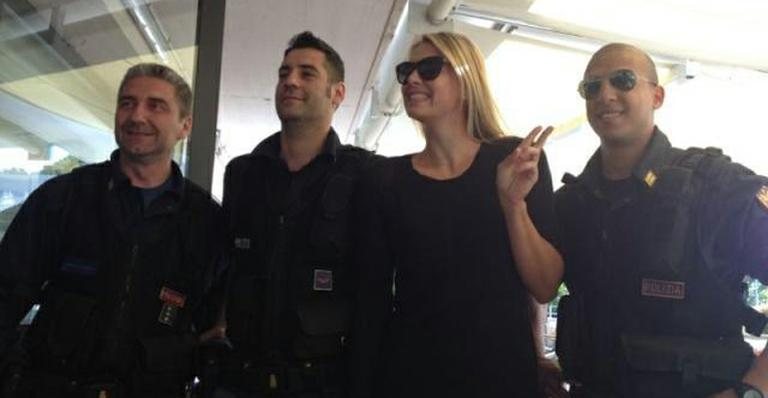 Maria Sharapova brinca com policiais italianos - Reprodução/Facebook