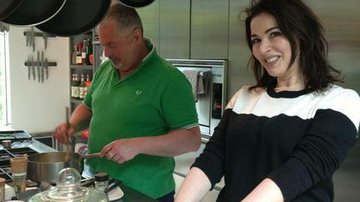 Nigella Lawson prepara coxinha em sua casa com ajuda do brasileiro Helio Fenerich - Reprodução/Facebook
