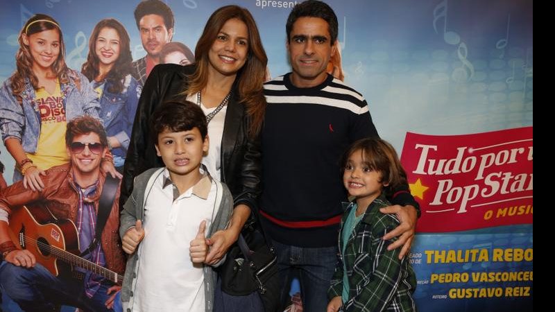 A atriz Nívea Stelman e o namorado, o empresário Marcus Rocha, com os filhos Miguel, 8, e Joaquim, 6 - Felipe Panfili/Divulgação