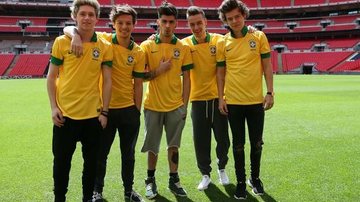 Os integrantes do One Direction posam com camisas da Seleção Brasileira - Divulgação/Time For Fun