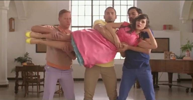 Zooey Deschanel ataca de fofa em videoclipe de 'I Could've Been Your Girl' - Reprodução
