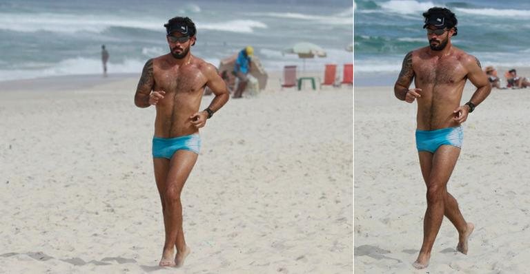 Juliano Cazarré exibe boa forma na praia da Barra da Tijuca - Dilson Silva/AgNews