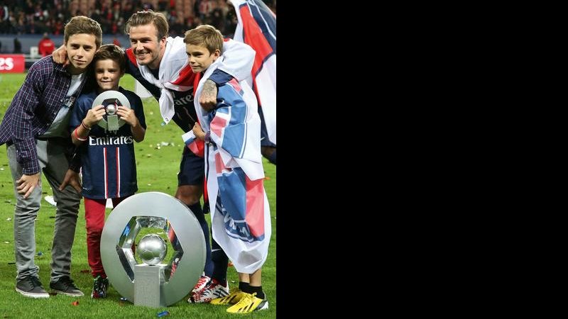 David Beckham exibe o troféu de campeão francês com os filhos - Gonzalo Fuentes
