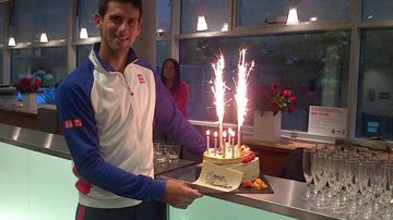 Novak Djokovic ganha bolo de aniversário surpresa de sua equipe - Reprodução/Facebook