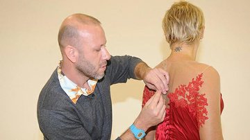O estilista Samuel Cirnansck faz ajustes no vestido que Xuxa usará na festa para comemorar os 50 anos - Blad Meneghel/Divulgação