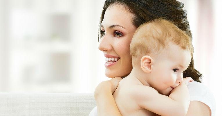 Segundo estudo do Instituto Riken Brain Science, do Japão, o colo da mãe, pai ou avós pode acalmar o bebê em até três segundos - Shutterstock