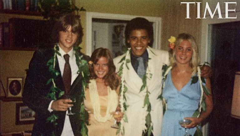 Barack Obama posa para foto ao lado de três amigos na noite do seu baile de formatura, em 1979 - Reprocução/Time