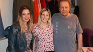 Caroline Figueiredo e Carlos Vereza recebem a atriz Evelyn Montesano (ao centro) no camarim - Divulgação