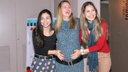 Grávida de oito meses, Debby Lagranha exibe seu barrigão ao lado das amigas Raira Machado e Jessika Alves - Alex Palarea / Agnews