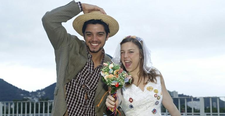 Alice Wegmann e Rodrigo Simas: noivos em festa junina - Roberto Filho/AgNews