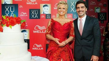 O casal, que iniciou o romance após participação do ator e cantor no TV Xuxa, em dezembro, troca carinhos e beijos. - Caio Guimarães