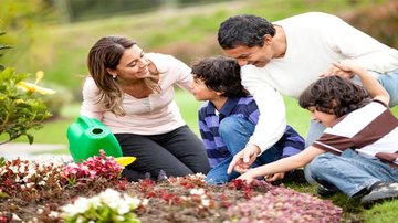 Os bons hábitos dos pais são a melhor maneira de ensinar os filhos a respeitar a natureza - Sutterstock