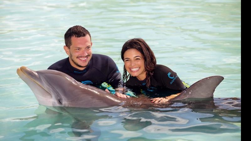 Casados há oito meses, a atriz e cantora e o advogado brincam com golfinho no Dolphin Cay, um dos maiores habitats do mundo - -