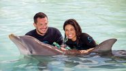 Casados há oito meses, a atriz e cantora e o advogado brincam com golfinho no Dolphin Cay, um dos maiores habitats do mundo - -