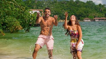 O casal de atores se diverte no mar da Ilha de CARAS - Samuel Chaves