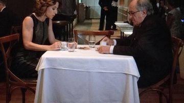 Simone (Vera Zimermann) e Lutero (Ary Fontoura) conversam durante jantar - Divulgação/TV Globo
