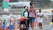 Nalbert e Amandha Lee caminharam com as crianças pela orla do Leblon - Andre Freitas/AgNews