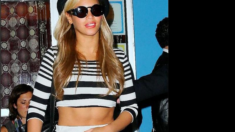 A cantora Beyoncé exibiu boa forma em um look que deixou a barriga à mostra - Reprodução/Instagram