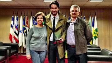 Sérgio Marone com os pais durante homenagem na Assembleia de São Paulo - Adilson Santos/Alesp