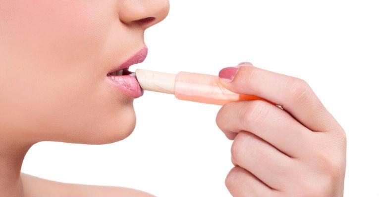 Os lábios podem ficar ressecados no inverno. Por isso, é preciso hidratá-los. Saiba como! - Shutterstock