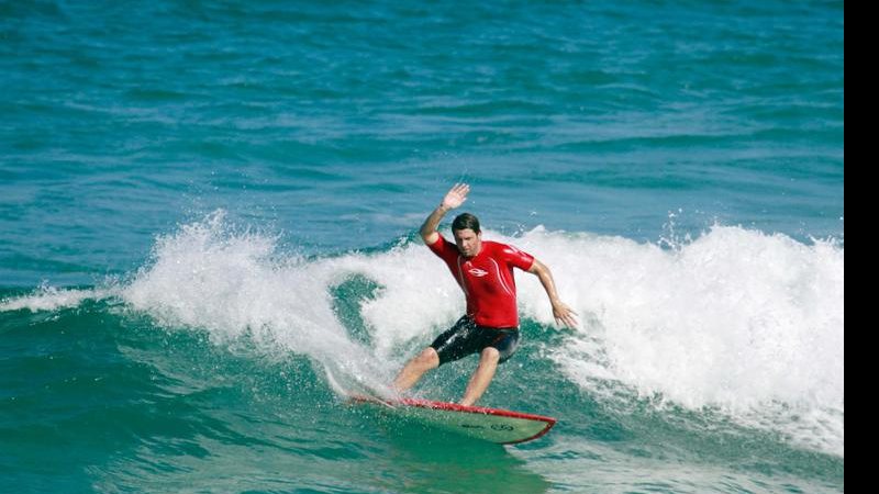 Ator Mario Frias surfa em praia carioca - Dilson Silva