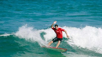 Ator Mario Frias surfa em praia carioca - Dilson Silva