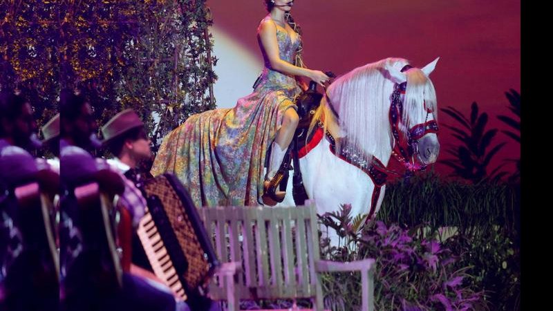 Surpresas em um cavalo branco interpretando a música 'Céu Vermelho' - Roberto Filho/Ag News