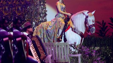 Surpresas em um cavalo branco interpretando a música 'Céu Vermelho' - Roberto Filho/Ag News