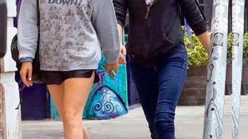 Kristen passeia pelas ruas de Los Angeles com amiga - The Grosby Group