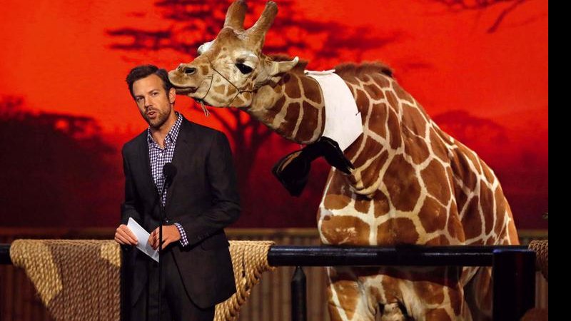Beijo de girafa! Ator Jason Sudeikis recebe carinho do animal no palco - Mario Anzuoni/Reuters
