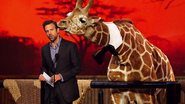 Beijo de girafa! Ator Jason Sudeikis recebe carinho do animal no palco - Mario Anzuoni/Reuters