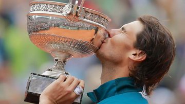Rafael Nadal beija seu troféu - -