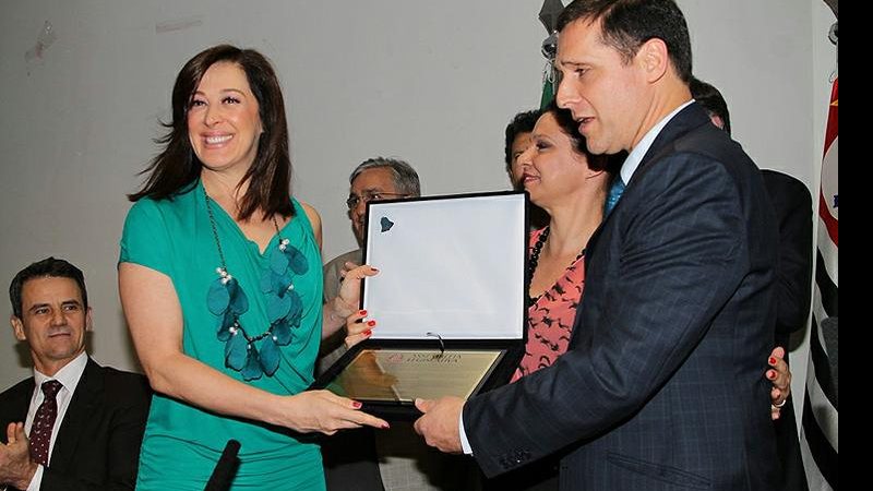 A atriz Claudia Raia recebe homenagem na Assembleia Legislativa de São Paulo - Thiago Duran/AgNews