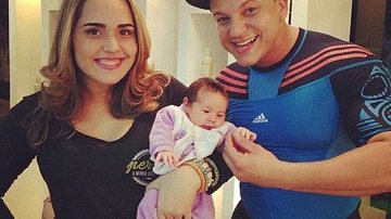 Perlla com a filha mais nova, Pietra, no colo e o cabeleireiro Olivier Costa - Reprodução/Instagram