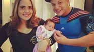 Perlla com a filha mais nova, Pietra, no colo e o cabeleireiro Olivier Costa - Reprodução/Instagram
