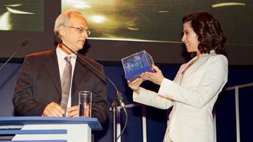 Fernanda Torres entrega troféu em noite de artes plásticas - Fabrizia Granatieri