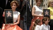 Jennifer Lopez com os filhos gêmeos e Jane Fonda na Calçada da Fama de Hollywood - Getty Images