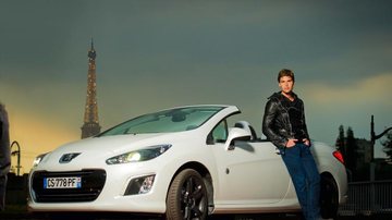 Com icônica Torre Eiffel ao fundo, o ator aproveita o anoitecer para passeio em cartões-postais da Cidade Luz no Peugeot 308 CC, versão especial Roland Garros. - Martin Gurfein