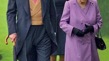Com o filho Andrew e a neta Beatrice, a rainha da Inglaterra prestigia o Royal Ascot, torneio em que seu cavalo é campão. - Reuters