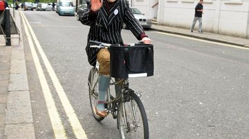 Vivienne Westwood em pedaladas sustentáveis por Londres. - Look Press