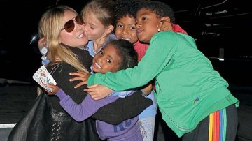 Heidi Klum ganha abraço dos filhos antes do embarque em Los Angeles. - AKM-GSI