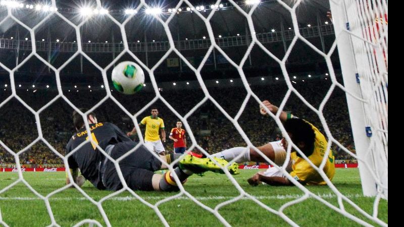 Fred marca gol deitado em jogo contra a seleção da Espanha pela Copa das Confederações. - Reuters
