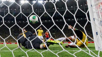 Fred marca gol deitado em jogo contra a seleção da Espanha pela Copa das Confederações. - Reuters