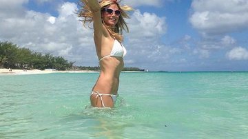 Heidi Klum posa de biquíni branco na praia - Reprodução / Instagram