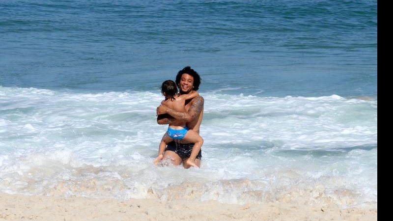 Marcelo e o filho, Enzo, se divertem na praia - Wallace Barbosa / Ag. News